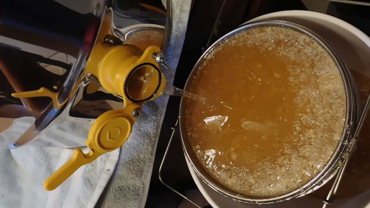 Het filteren van rauwe Griekse honing